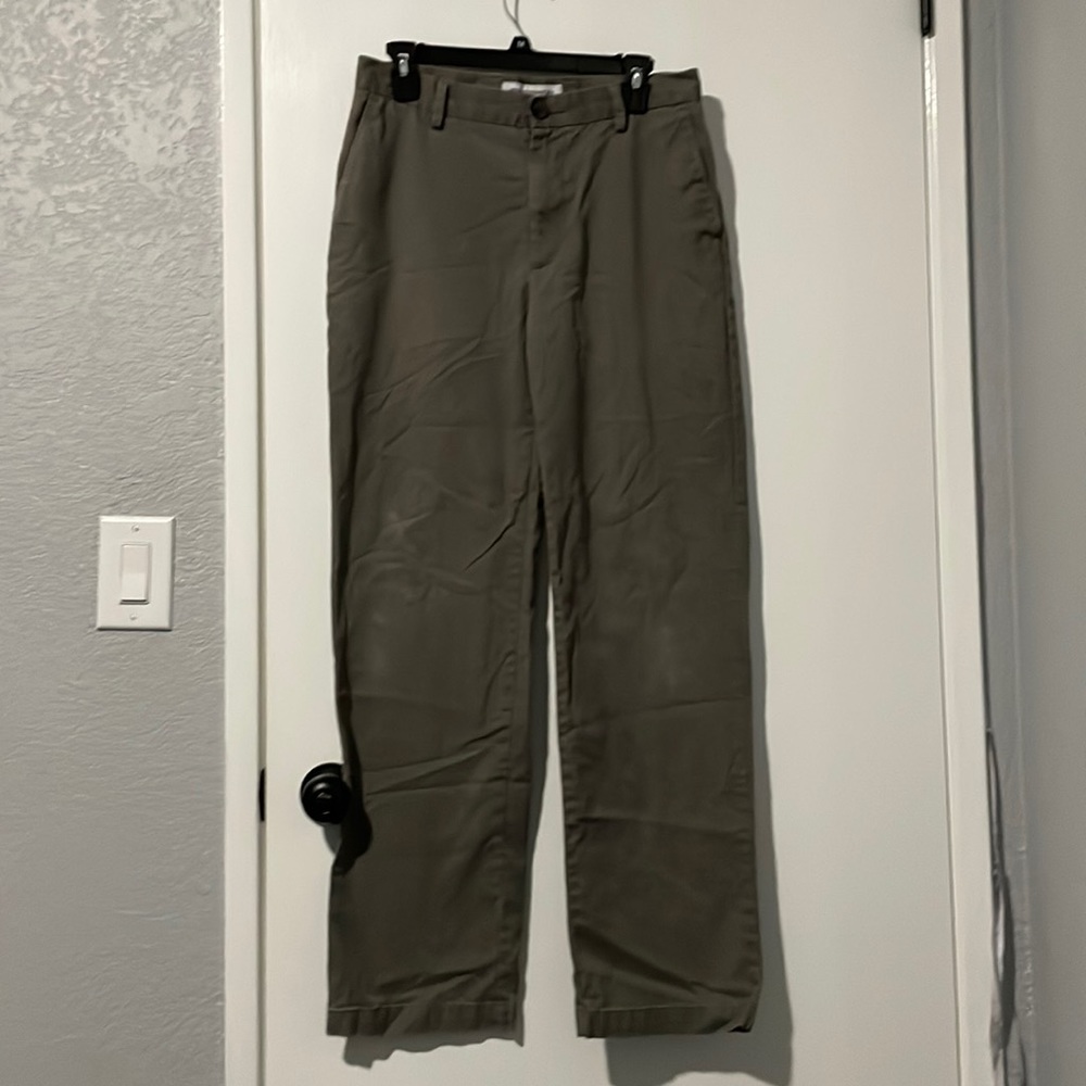 Amazon Essentials Men's Classic-Fit Wrinkle-Resistant Flat-Front Chino Pant